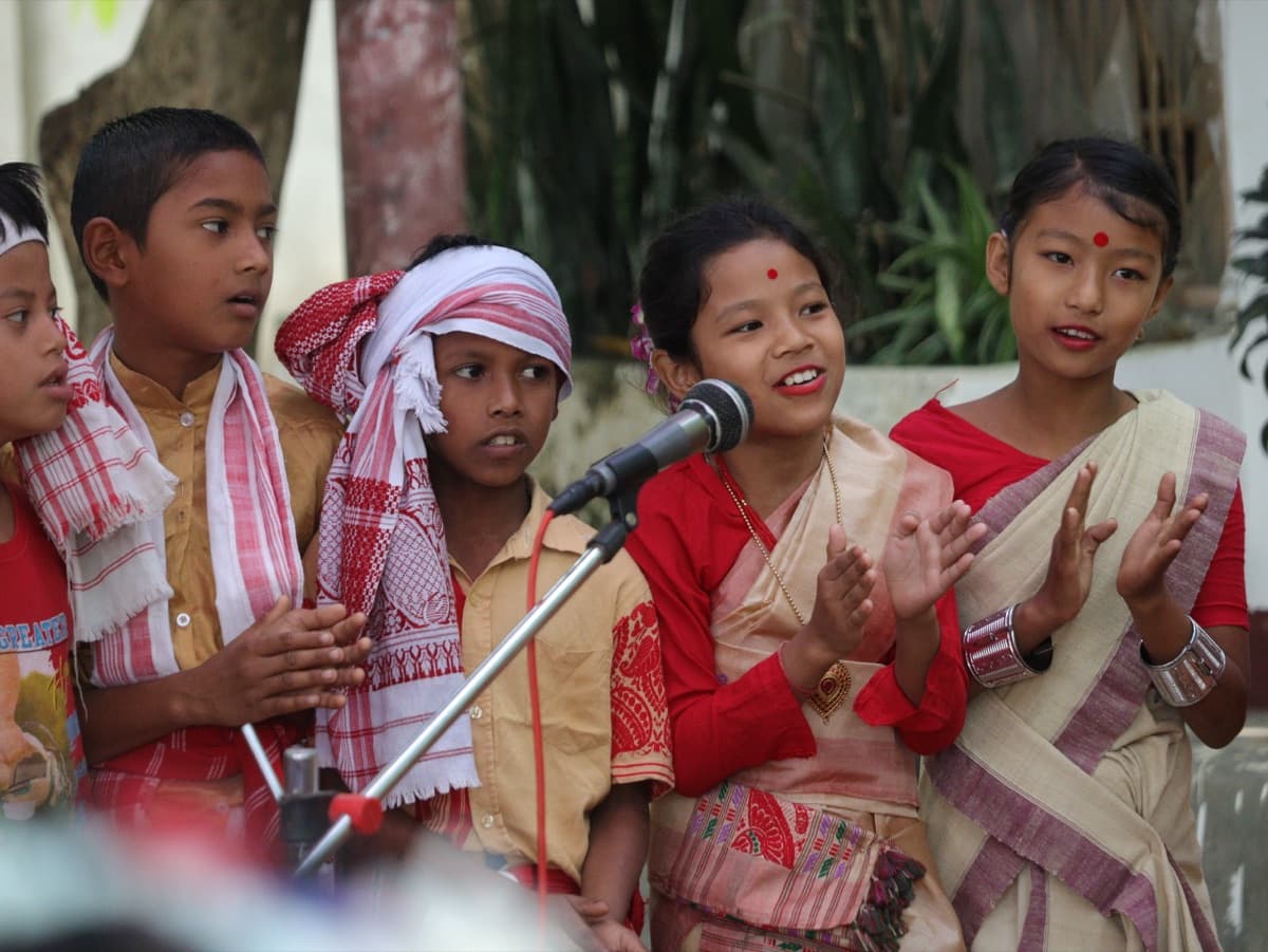 Students singing together at Hummingbird